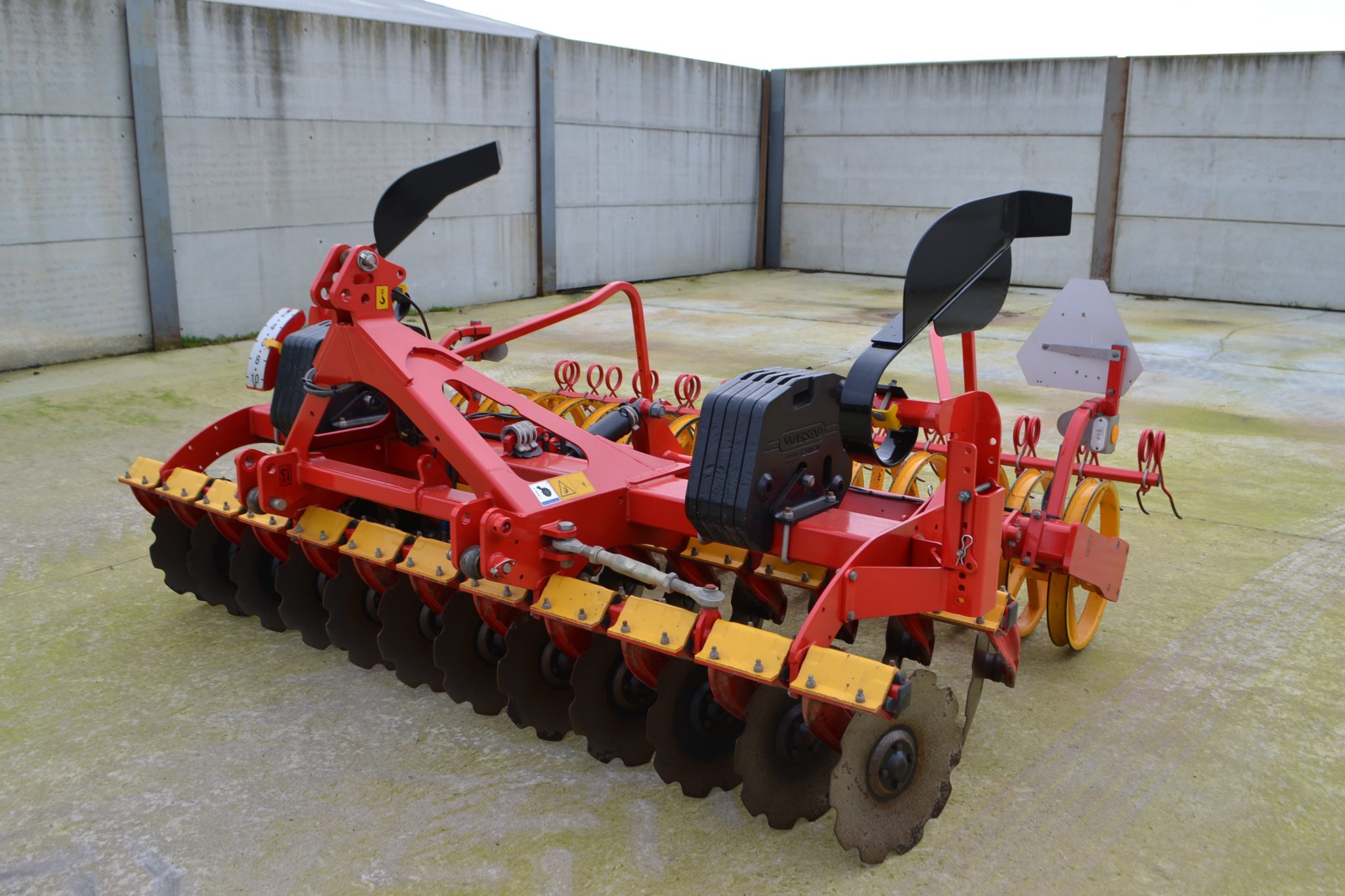 Linkage Mounted Vaderstad Carrier Cultivator - Image 3