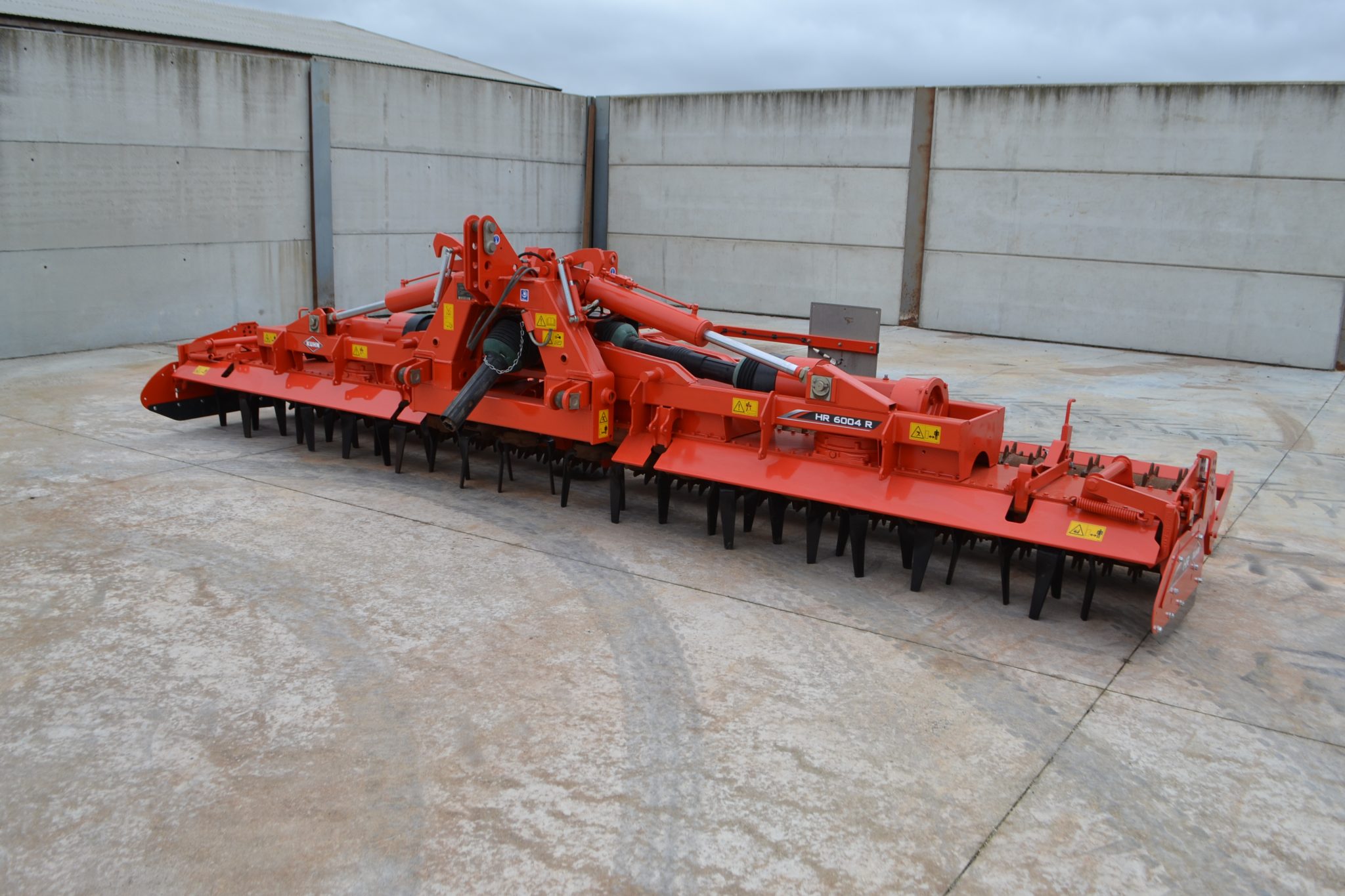Kuhn Heavy Duty Six Metre Hydraulic Folding Power Harrow - Image 9