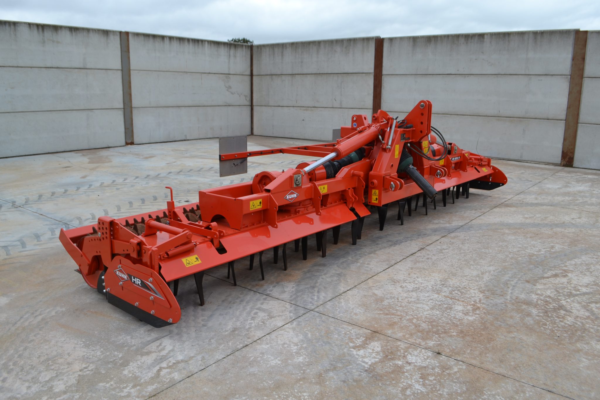 Kuhn Heavy Duty Six Metre Hydraulic Folding Power Harrow - Image 8